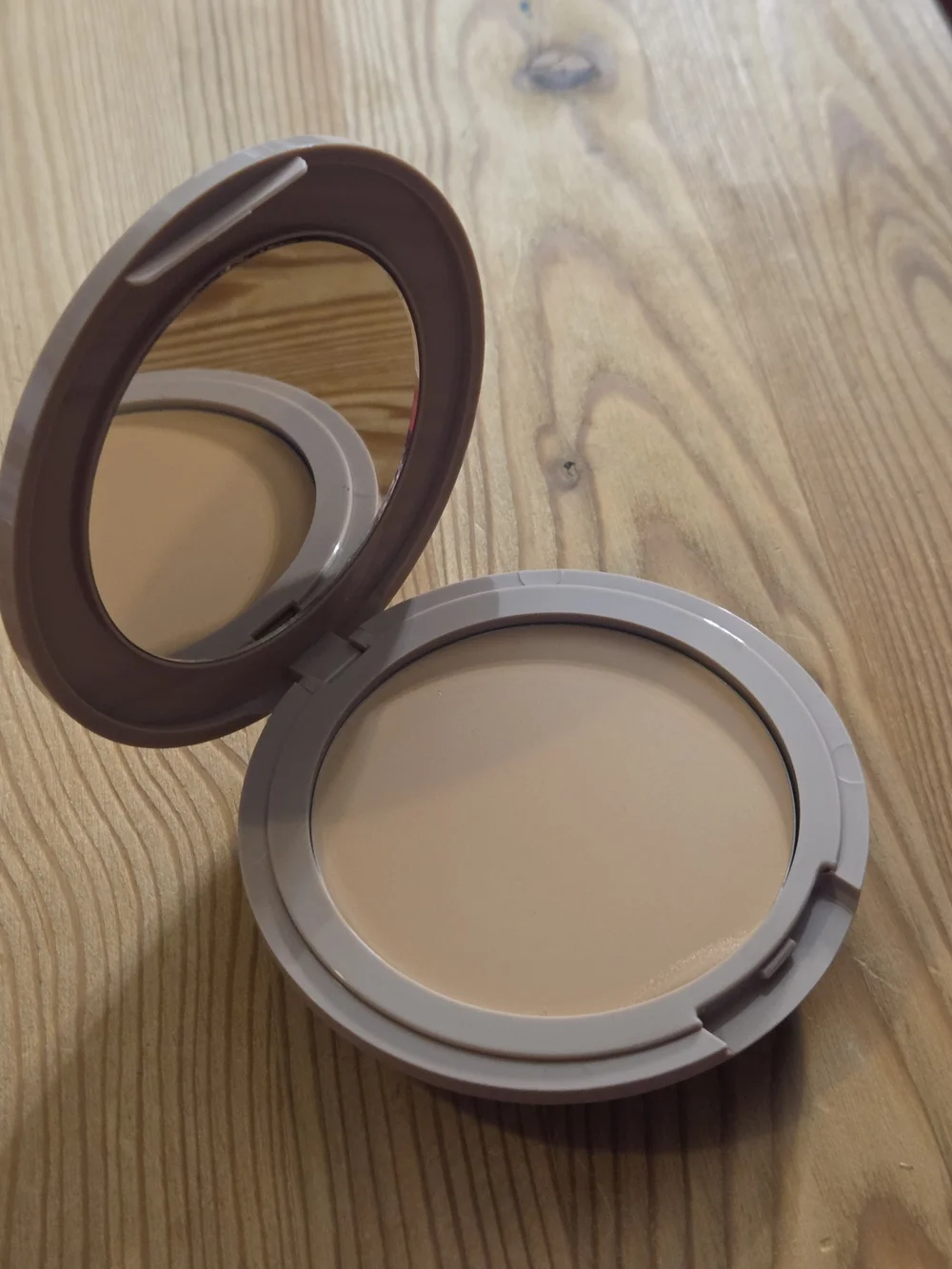 No Makeup Makeup Compact (Shade Light) and Foundation Brush